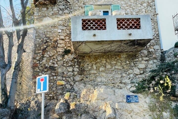 Antibes Self-Guided City Walking Tour & Scavenger Hunt