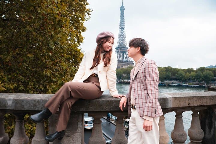 Paris: Private Photoshoot Tour near 2 Landmarks of Your Choice