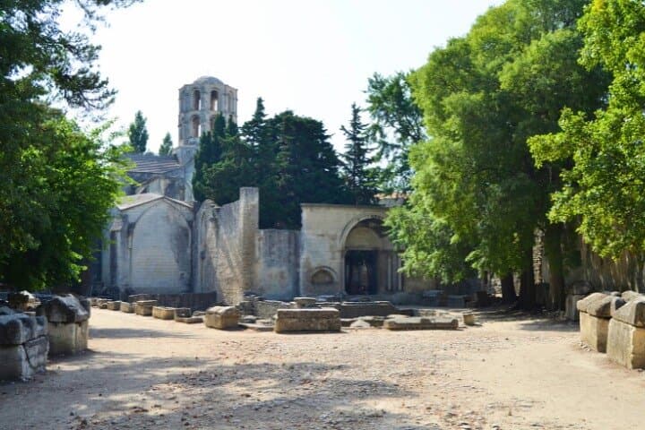 Historical Walking Tour of Ancient Arles with an APP