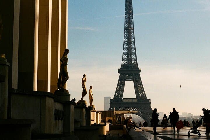 Romantic Photoshoot Love at Trocadéro Gardens