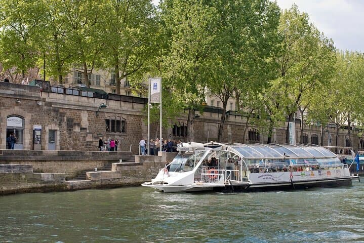 Paris: Batobus Hop-On Hop-Off Cruise & Landmarks Audio Tour