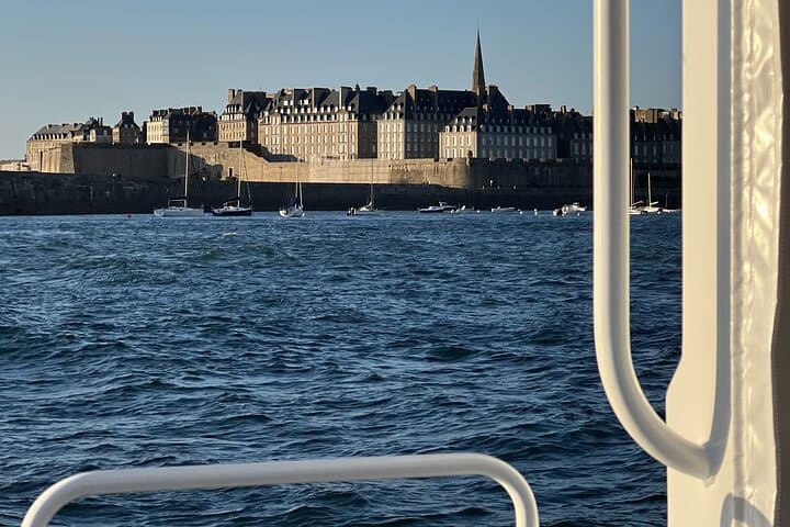 Cruise on the history of St-Malo Only in French