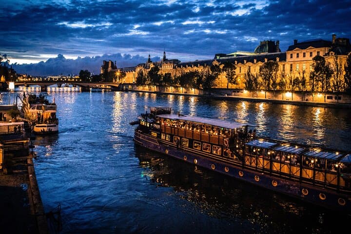 Active Private Bus Tour in Paris City