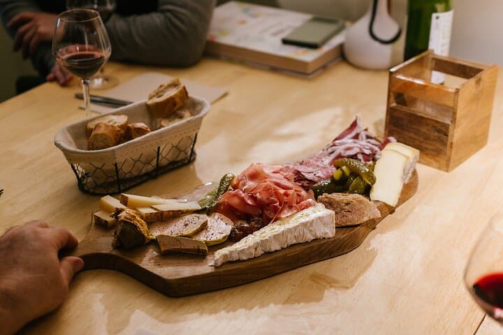 Bordeaux Evening Food Tour with a sommelier
