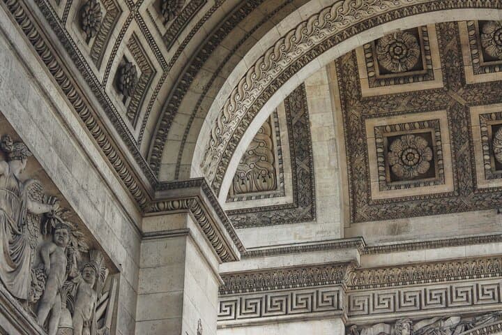 Arc de Triomphe in Paris Walking Tour with Audioguide (no ticket)