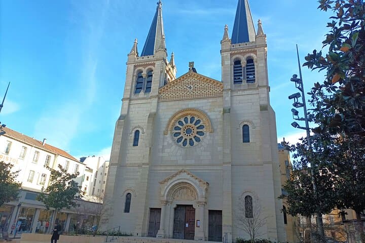 Vichy private guided tour with your professional tour guide !
