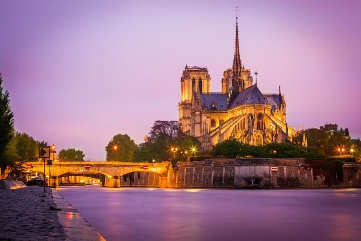 Paris: Exclusive Outside Tour of Notre Dame Cathedral