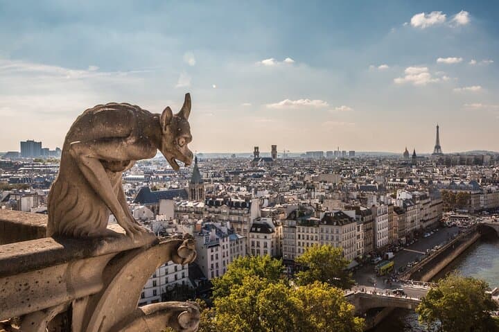 Paris: Exclusive Outside Tour of Notre Dame Cathedral
