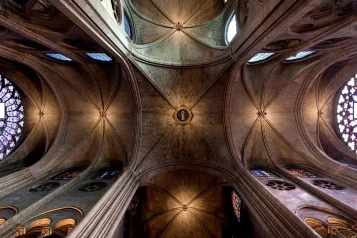 Paris: Exclusive Outside Tour of Notre Dame Cathedral