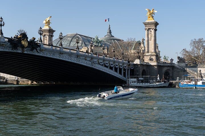 Your Private boat Captain Guide Explore Historical Paris