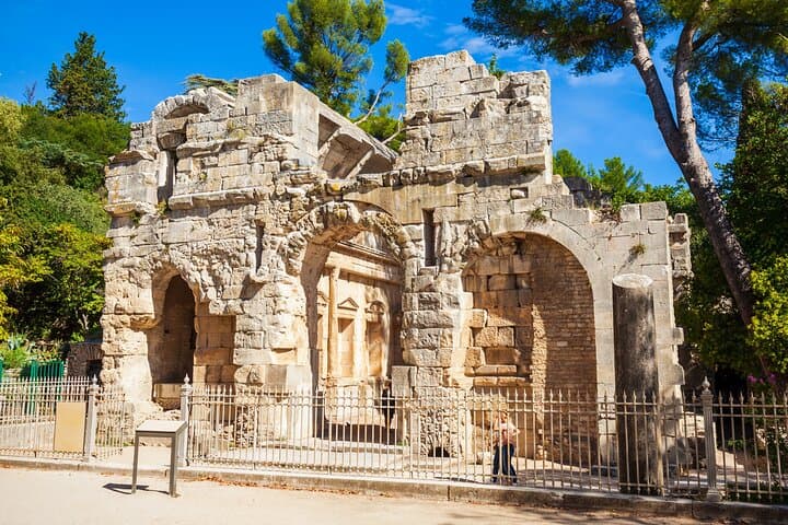 Explore Nîmes in 60 minutes with a Local