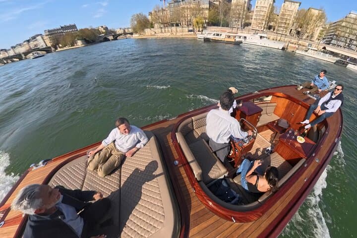 Romantic guided cruise with champagne