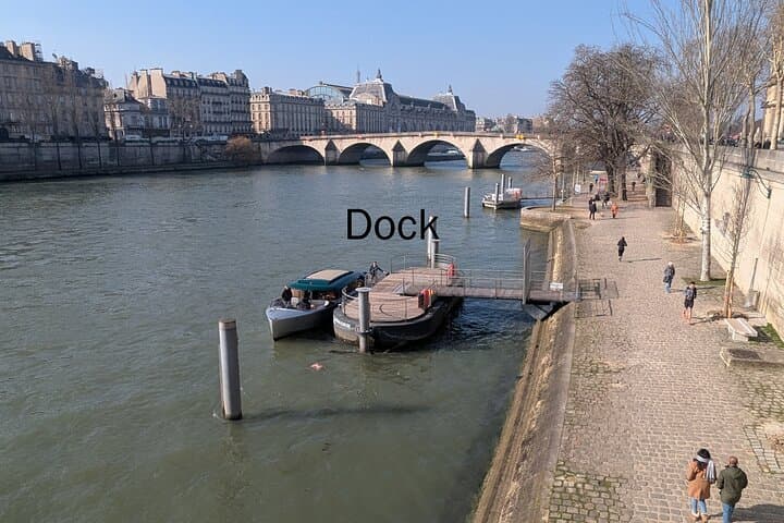 Romantic guided cruise with champagne