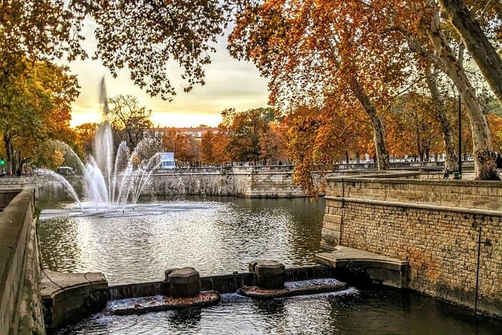 A haven of peace in the heart of Nîmes: the Jardins de la Fontaine, between elegant fountains and soothing nature.