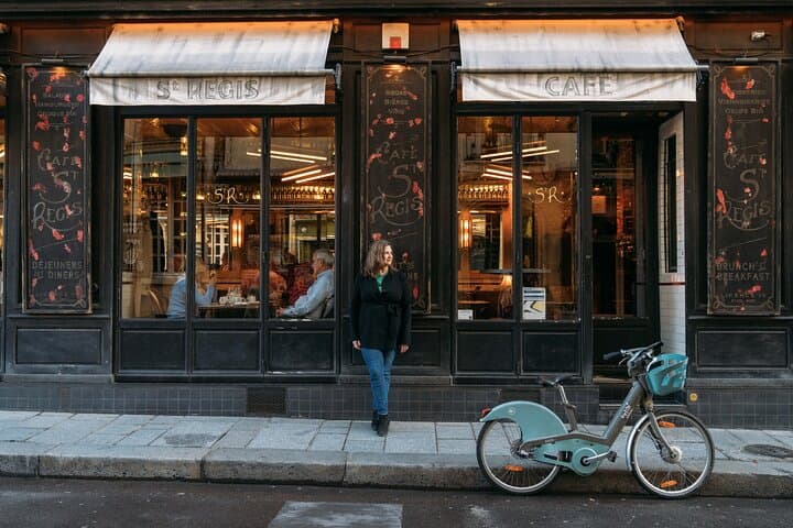 Paris Solo Traveler Photoshoot With A Top Rated Photographer