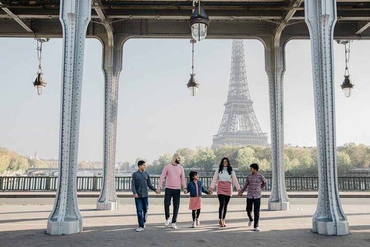 Private Group Photoshoot with Local Photographer in Paris