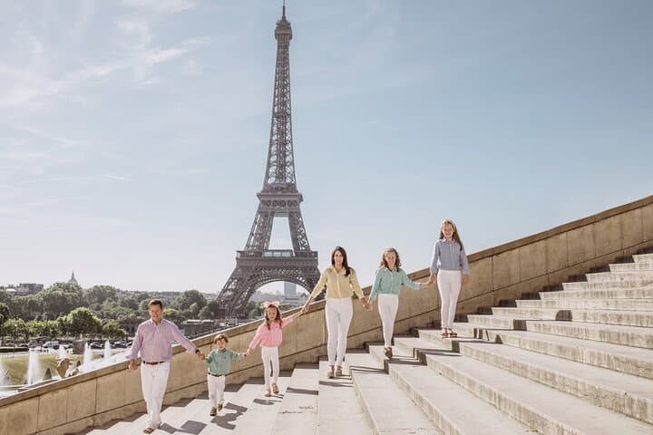 Private Group Photoshoot with Local Photographer in Paris