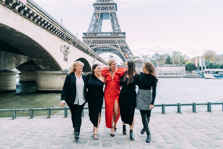 Private Group Photoshoot with Local Photographer in Paris