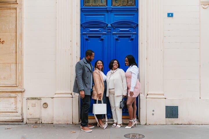Private Group Photoshoot with Local Photographer in Paris