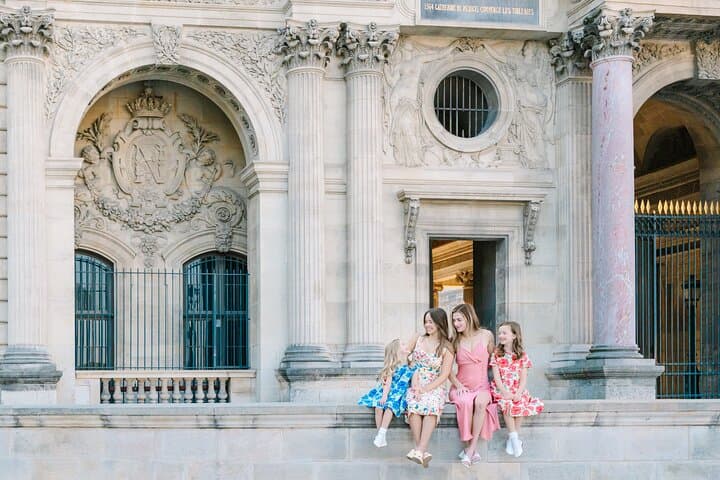Private Group Photoshoot with Local Photographer in Paris