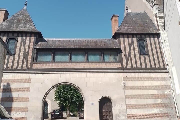 A porch like there are so many in Amboise...