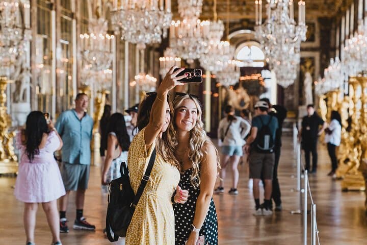 Roundtrip Paris transport made easy: train with your guide or a private van upgrade