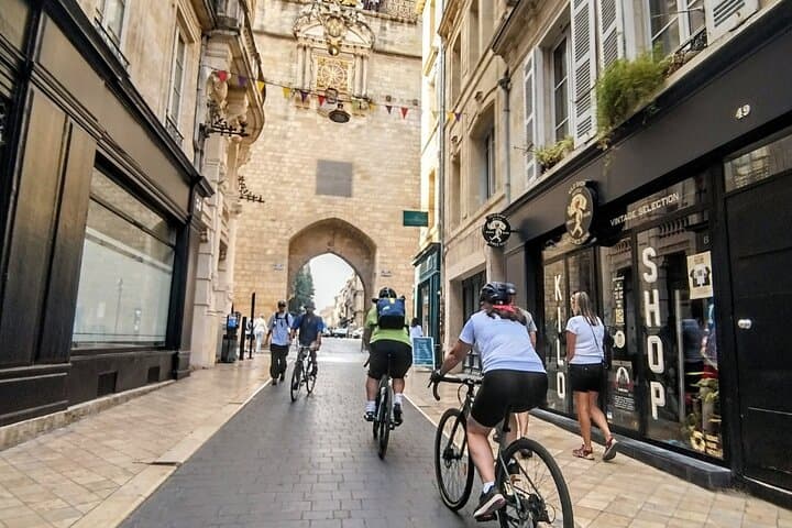 From the heart of Bordeaux to Saint-Emilion by E-bike