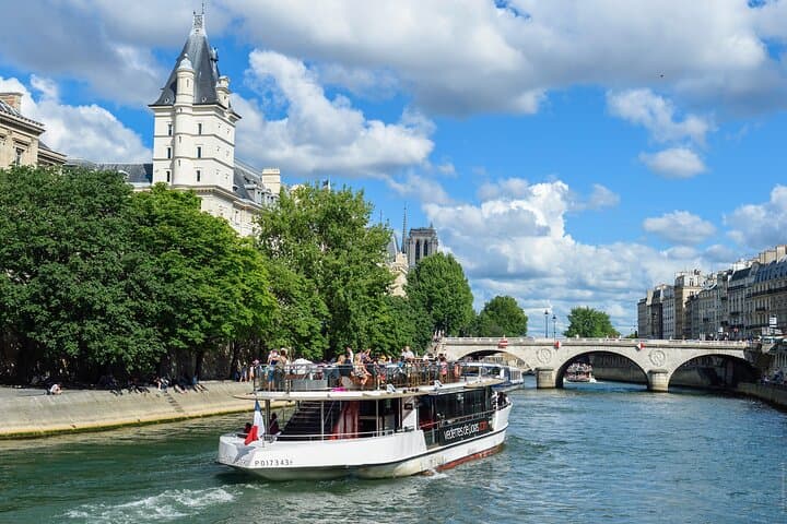 Paris Tootbus Must See Hop-on Hop-off Bus Tour with Seine River Cruise
