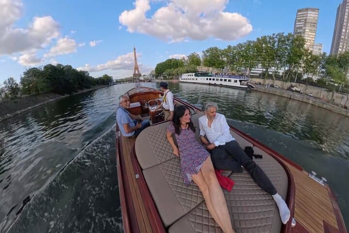 Romantic guided cruise with champagne