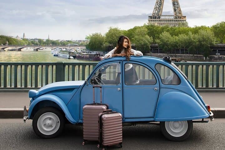 Explore Paris in a classic Citroën 2CV – private guided tour through iconic landmarks, hidden gems & Parisian charm. #Paris2CV #ClassicCarTour #ParisSightseeing #VintageParis