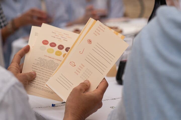 A tasting course DE accompanied by a playbook