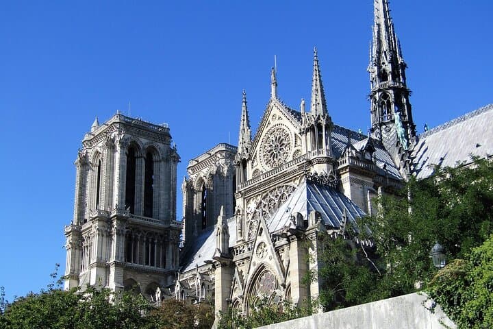 Notre Dame Guided Tour with Scheduled Group Access Option