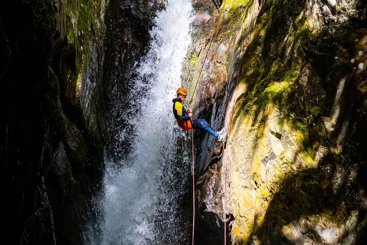 Rappelling down 20 meters