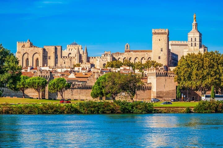 Avignon Walking Tour with Audioguide on Your Smartphone