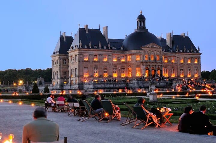 A royal day in Fontainebleau and Vaux le Viscount in Van VIP