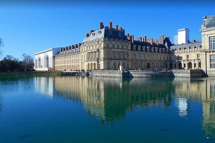 A royal day in Fontainebleau and Vaux le Viscount in Van VIP
