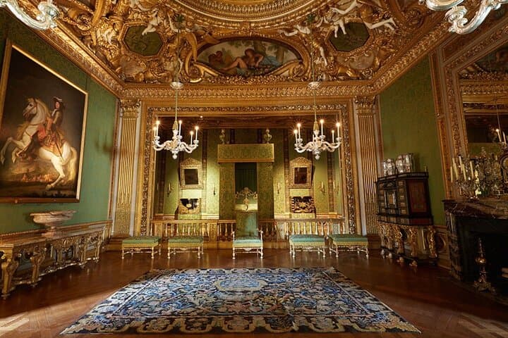 A royal day in Fontainebleau and Vaux le Viscount in Van VIP