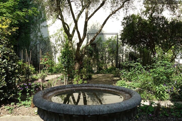 Walk in the secret gardens of the Marais Paris