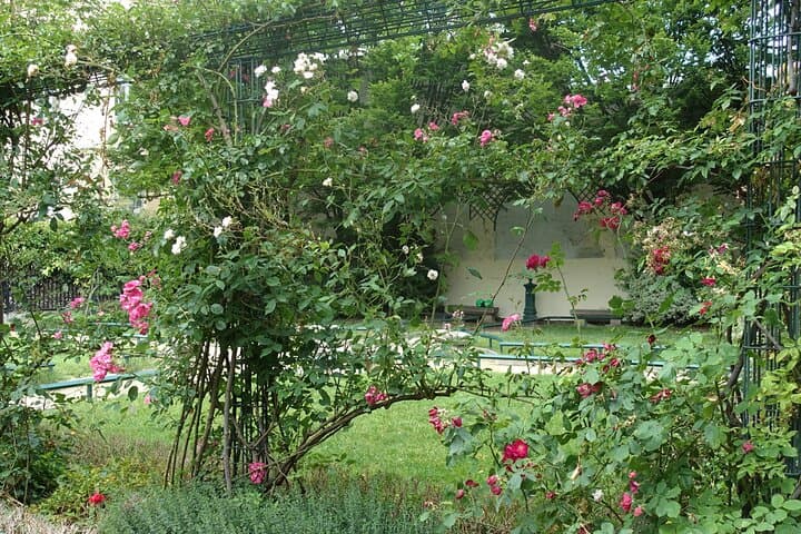 Walk in the secret gardens of the Marais Paris