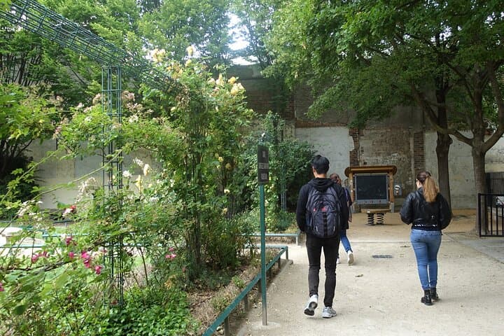 Walk in the secret gardens of the Marais Paris