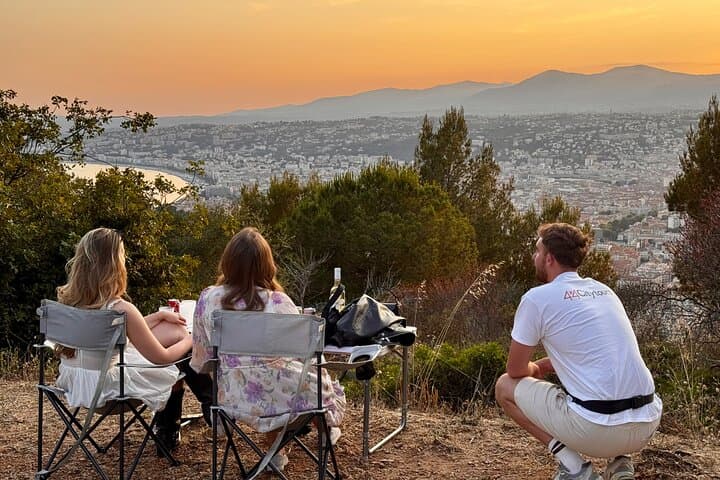 Nice: Sunset & Homemade Apéritif in a historic Land Rover !