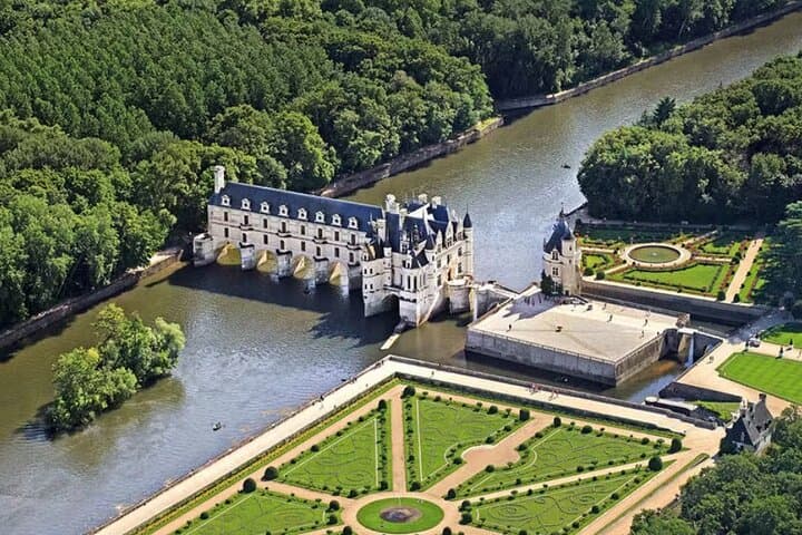Day Trip Getaway 3 Chateaux Loire 1pm Van Vip departure Paris