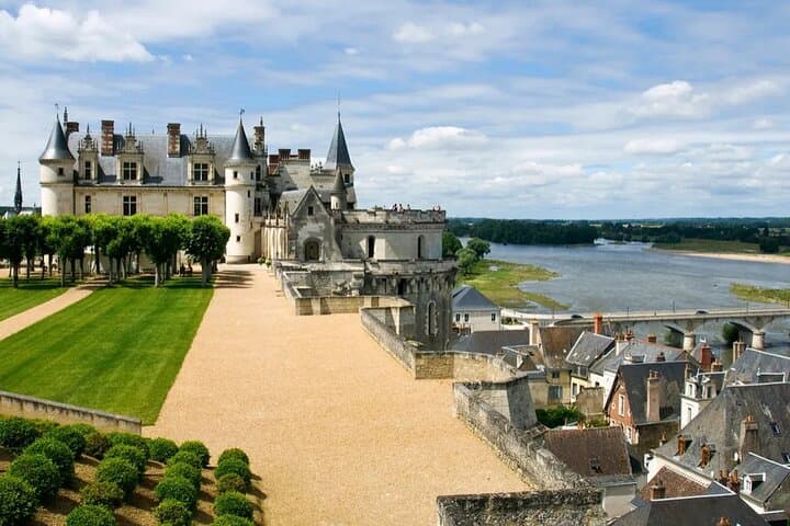 Day Trip Getaway 3 Chateaux Loire 1pm Van Vip departure Paris
