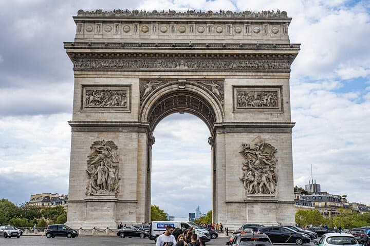 Paris Highlights Guided Walking Tour (9 Landmarks)