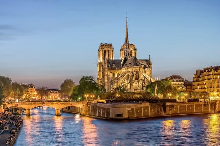 1 Hour Paris Illuminated Evening Sightseeing Cruise