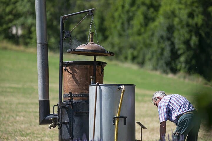 Live an authentic mom ent in Drôme – take part in the handcrafted distillation DE lavender and leave with a fragrant souvenir.