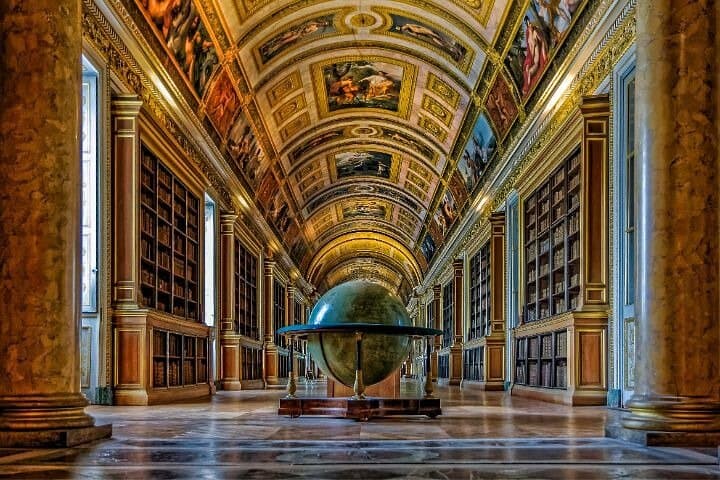 Fontainebleau Castle Tour 4 Hour Roundtrip Tour from Paris
