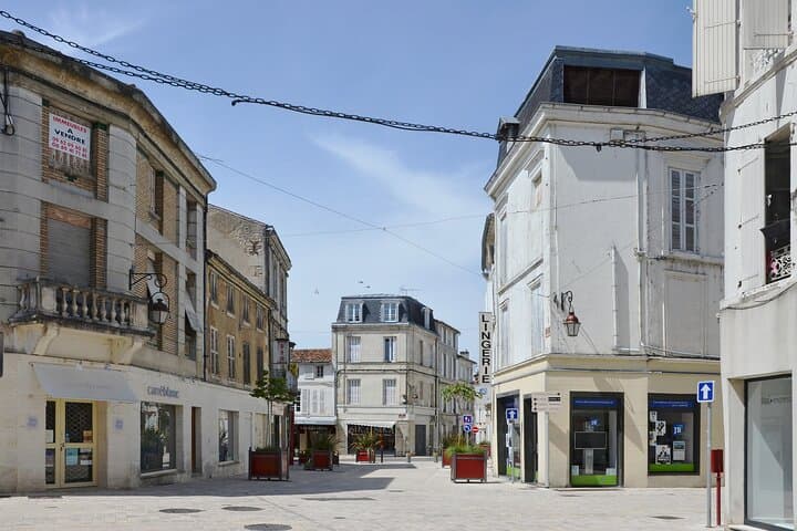 Discover the Heritage of Cognac on a Private Tour from Bordeaux