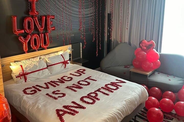 I LOVE YOU ROSE PETALS CEILING BALLOONS FLOOR BALLOONS MAS 2 BOUQUET HEARTS AND BED WITH LETTERS OF PETALS