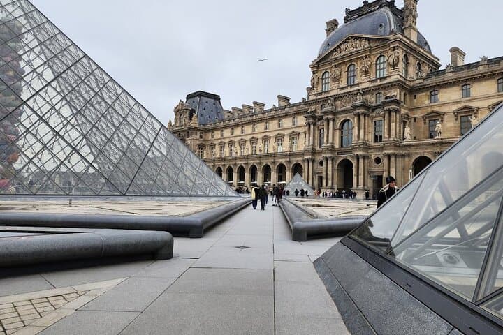 Louvre Private Tour in Chinese and English with a Certified Guide